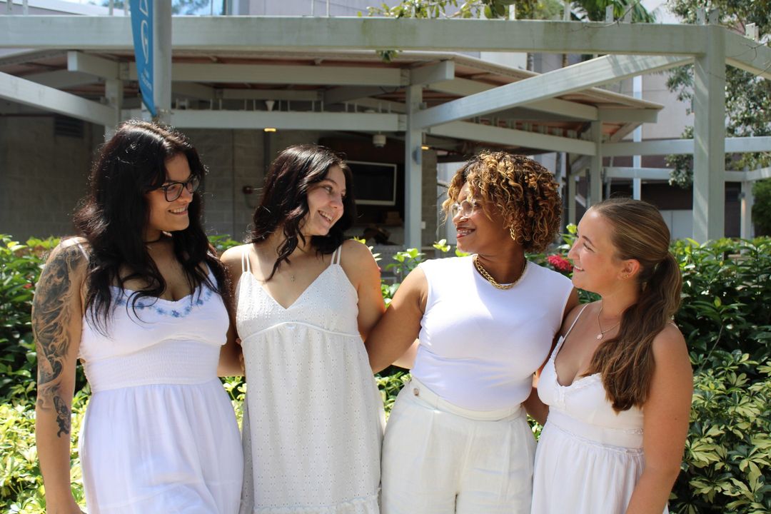 4 Women in White